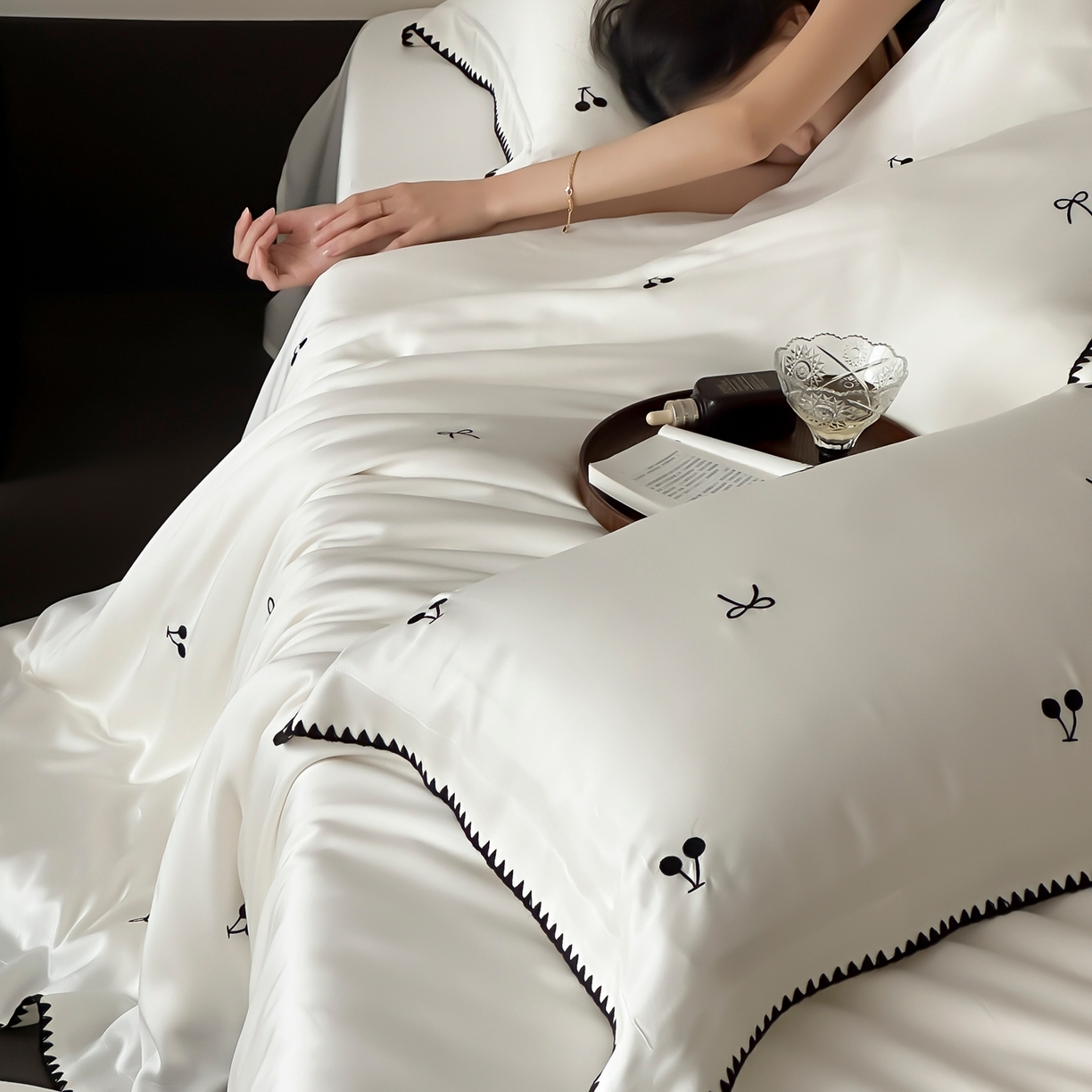 91家纺网 家纺一手货源 找家纺 （总）时亿家居 2026春夏新款兰精天丝四件套-黑樱梦境