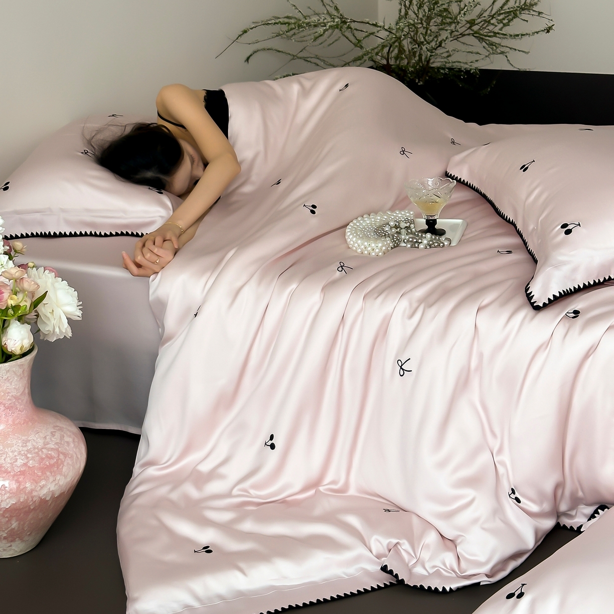 91家纺网 家纺一手货源 找家纺 时亿家居 2026春夏新款兰精天丝四件套-黑樱梦境 粉