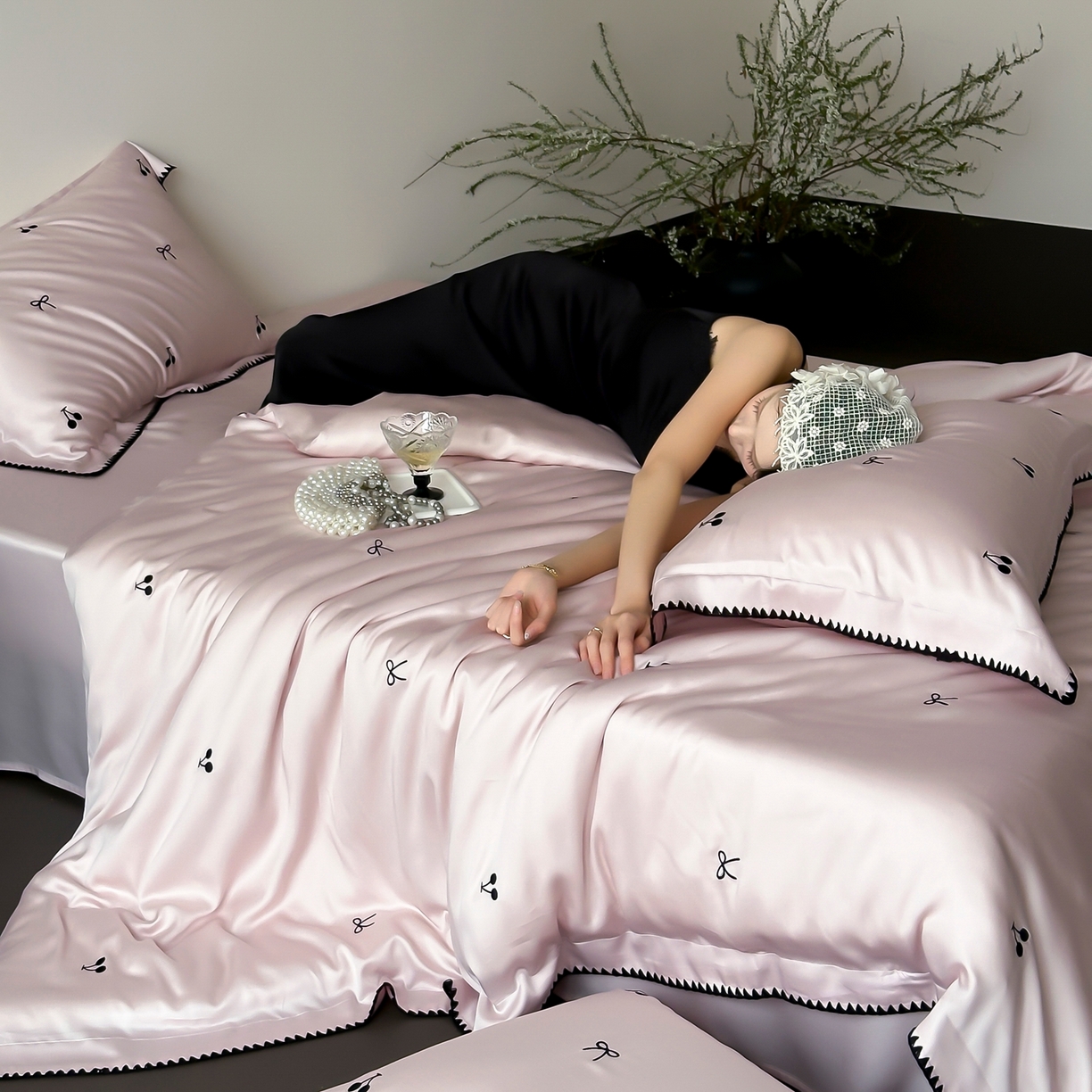 91家纺网 家纺一手货源 找家纺 时亿家居 2026春夏新款兰精天丝四件套-黑樱梦境 粉