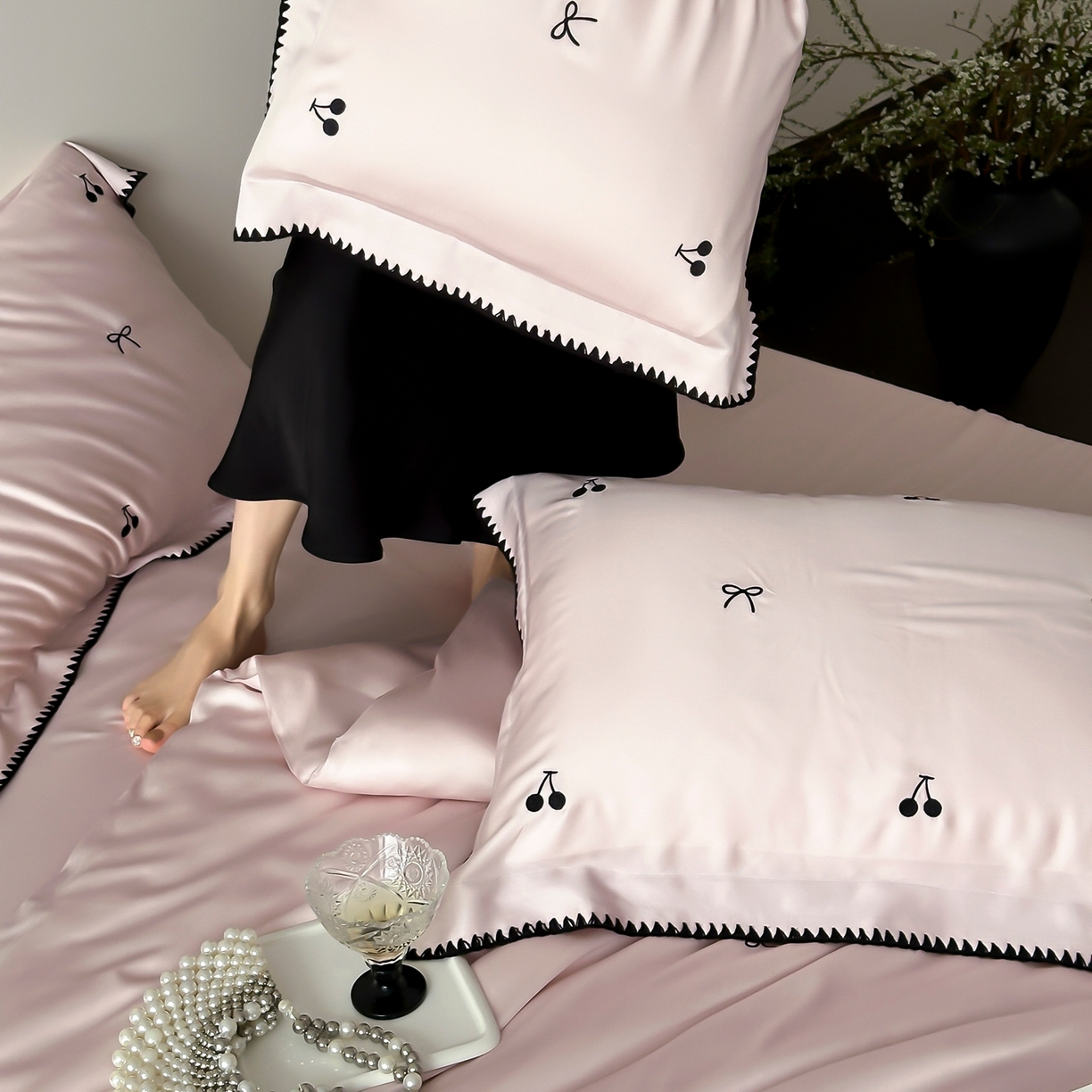 91家纺网 家纺一手货源 找家纺 时亿家居 2026春夏新款兰精天丝四件套-黑樱梦境 粉