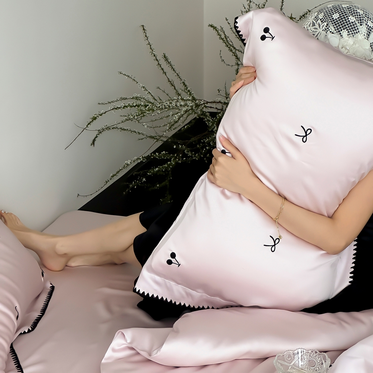 91家纺网 家纺一手货源 找家纺 时亿家居 2026春夏新款兰精天丝四件套-黑樱梦境 粉