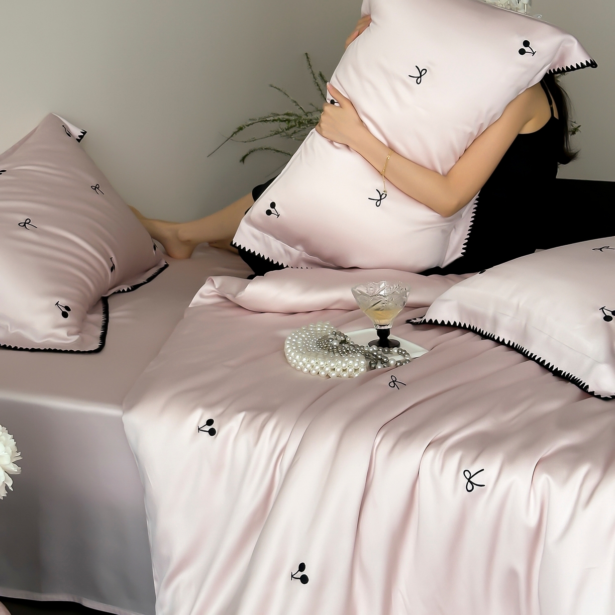 91家纺网 家纺一手货源 找家纺 时亿家居 2026春夏新款兰精天丝四件套-黑樱梦境 粉