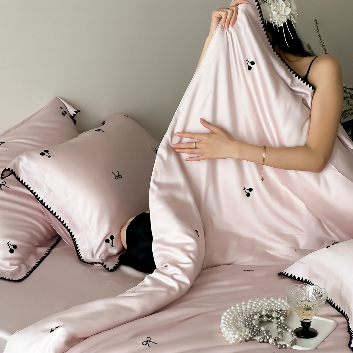 91家纺网 家纺一手货源 找家纺 时亿家居 2026春夏新款兰精天丝四件套-黑樱梦境 粉