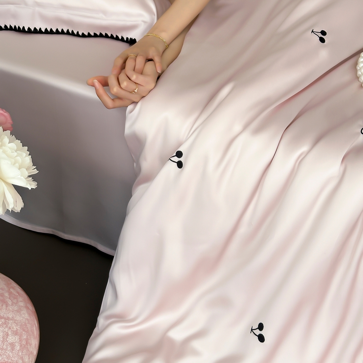 91家纺网 家纺一手货源 找家纺 时亿家居 2026春夏新款兰精天丝四件套-黑樱梦境 粉