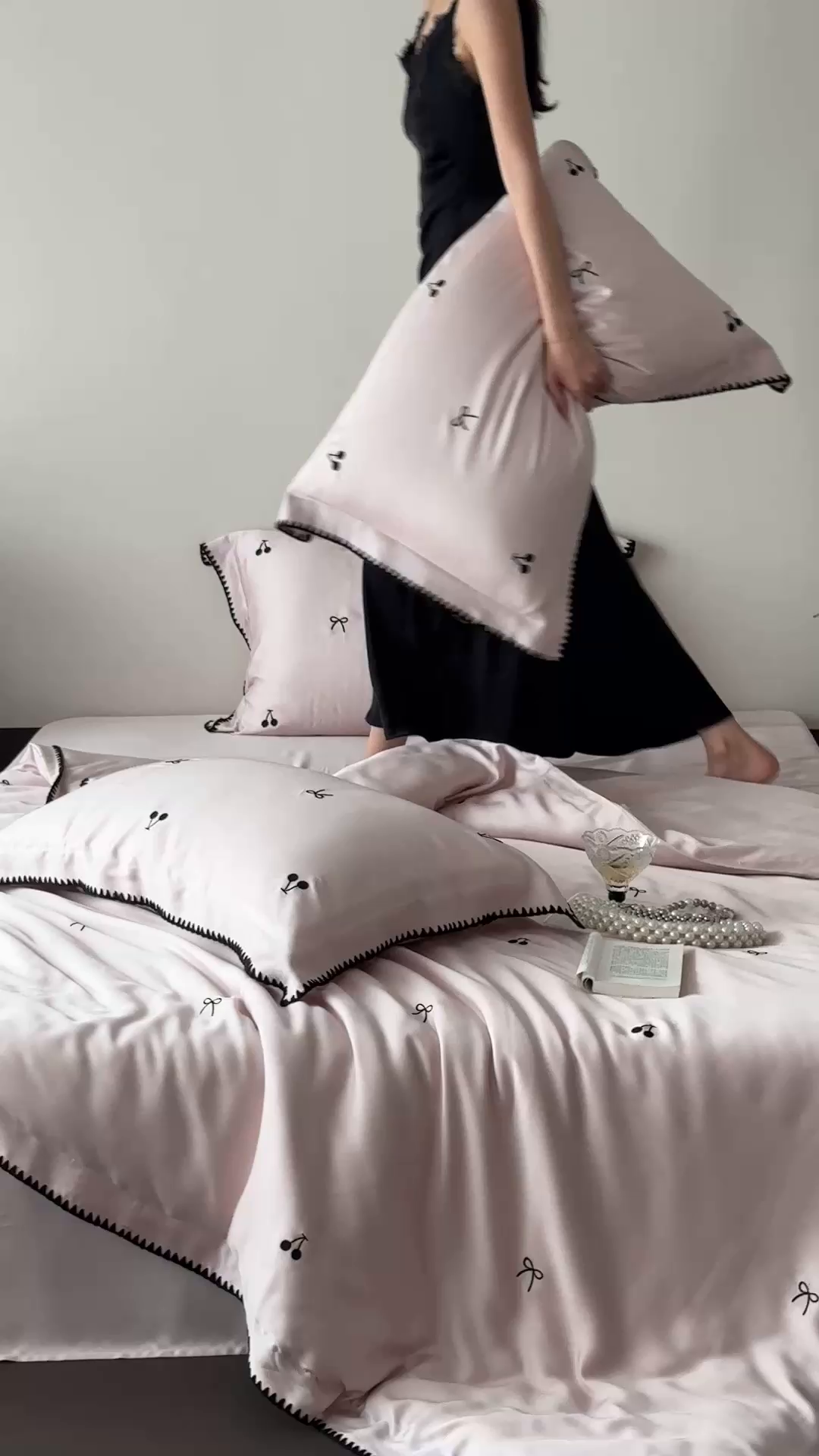 91家纺网 家纺一手货源 找家纺 时亿家居 2026春夏新款兰精天丝四件套-黑樱梦境 粉