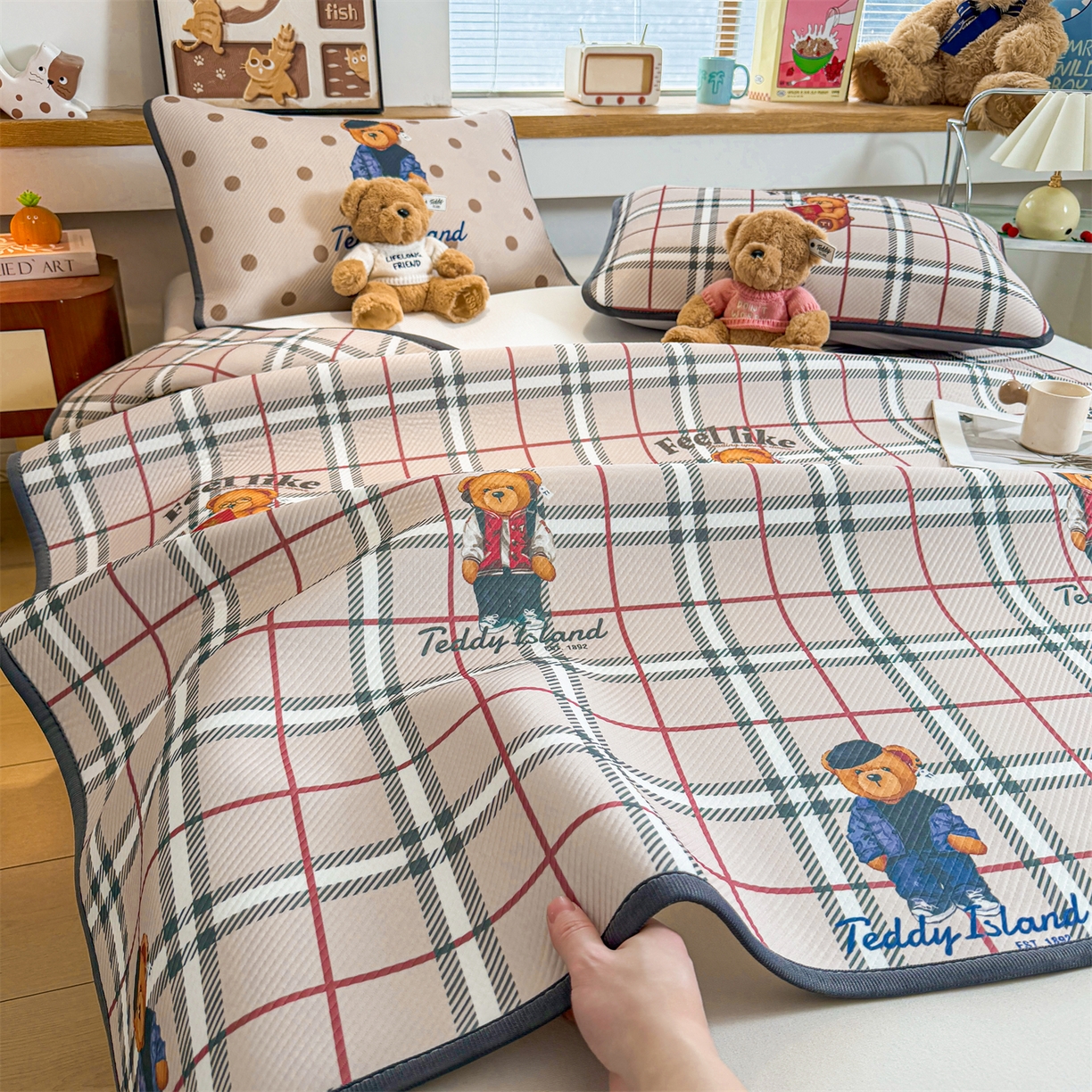 91家纺网 家纺一手货源 找家纺 慕木家纺 2026春夏新款泰迪冰丝席系列凉席席子空调软席平席和床笠 泰迪英伦 床席款