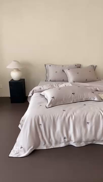 91家纺网 家纺一手货源 找家纺 时亿家居 2026春夏新款兰精天丝四件套-黑樱梦境 灰色