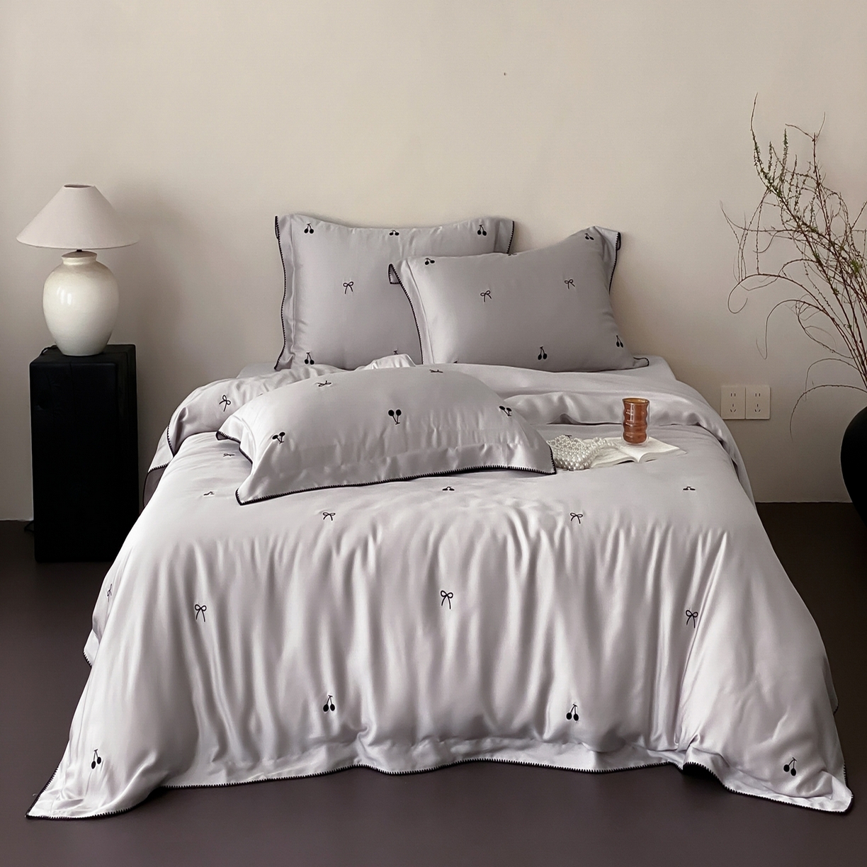 91家纺网 家纺一手货源 找家纺 时亿家居 2026春夏新款兰精天丝四件套-黑樱梦境 灰色