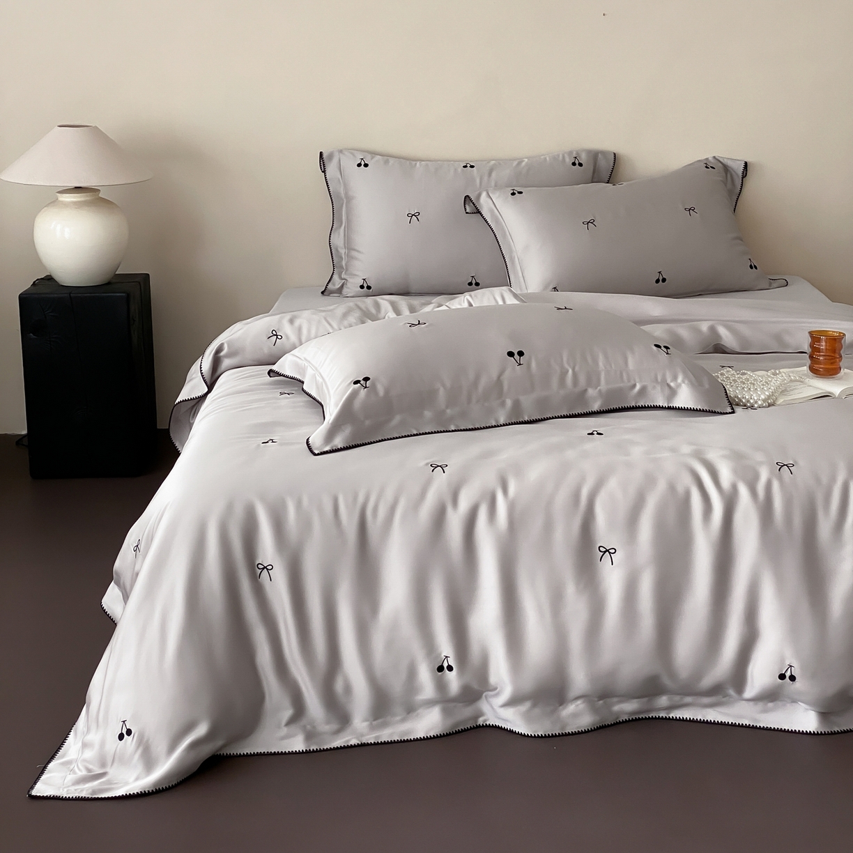 91家纺网 家纺一手货源 找家纺 时亿家居 2026春夏新款兰精天丝四件套-黑樱梦境 灰色