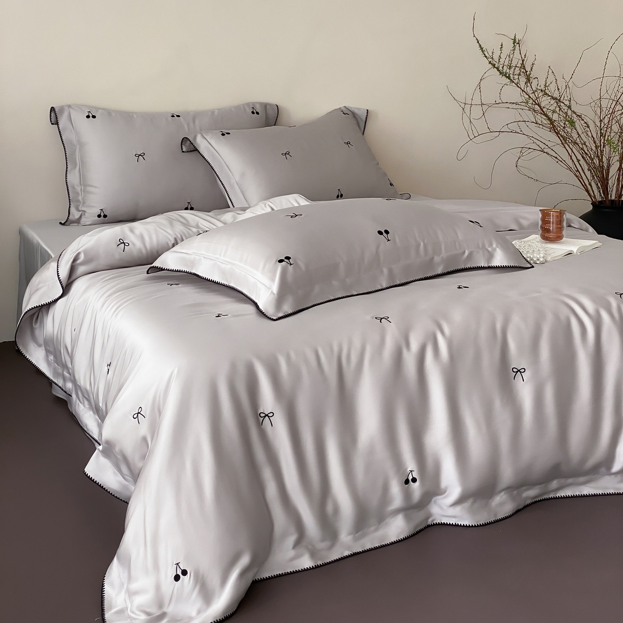 91家纺网 家纺一手货源 找家纺 时亿家居 2026春夏新款兰精天丝四件套-黑樱梦境 灰色