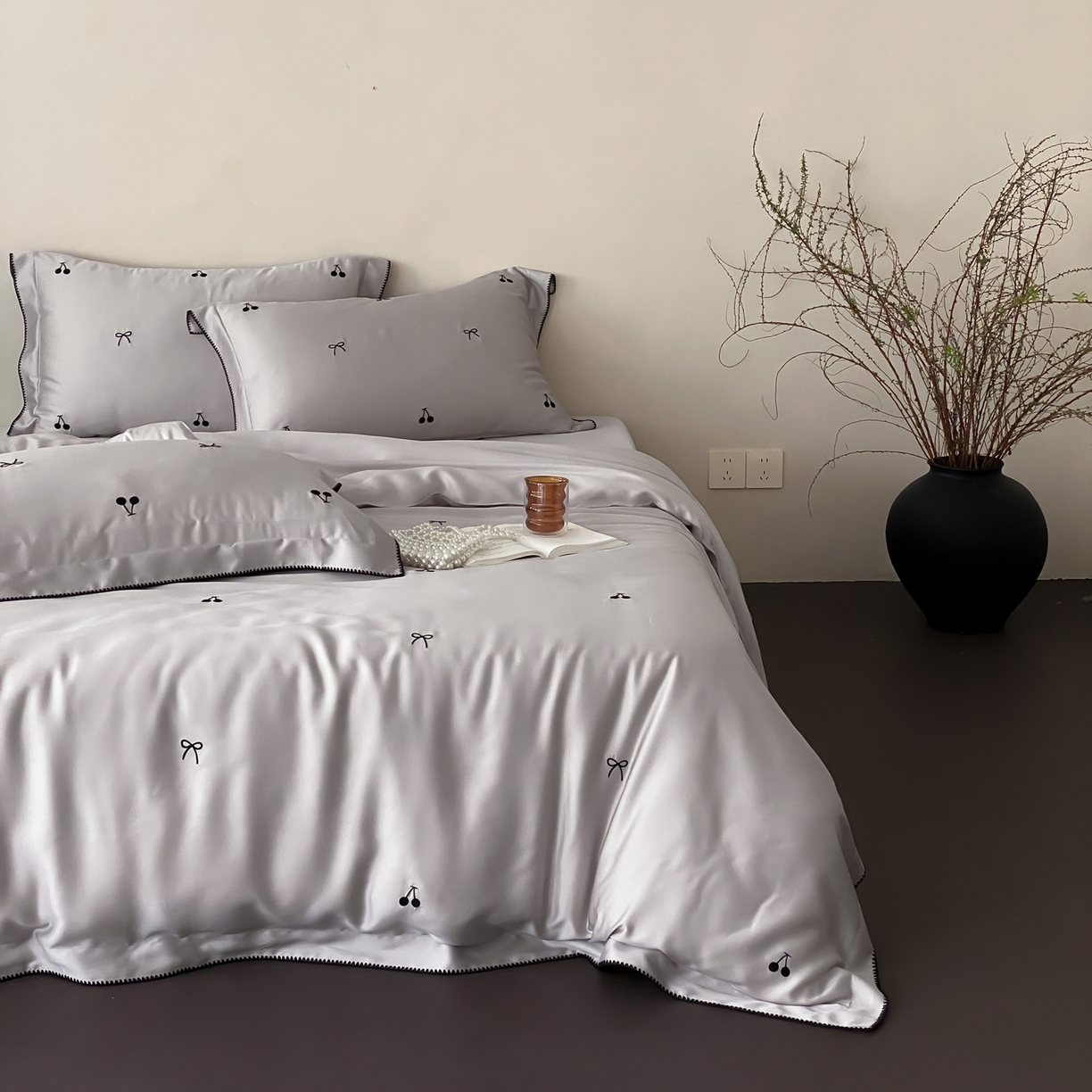 91家纺网 家纺一手货源 找家纺 时亿家居 2026春夏新款兰精天丝四件套-黑樱梦境 灰色