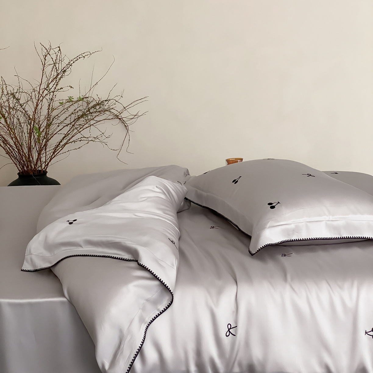 91家纺网 家纺一手货源 找家纺 时亿家居 2026春夏新款兰精天丝四件套-黑樱梦境 灰色