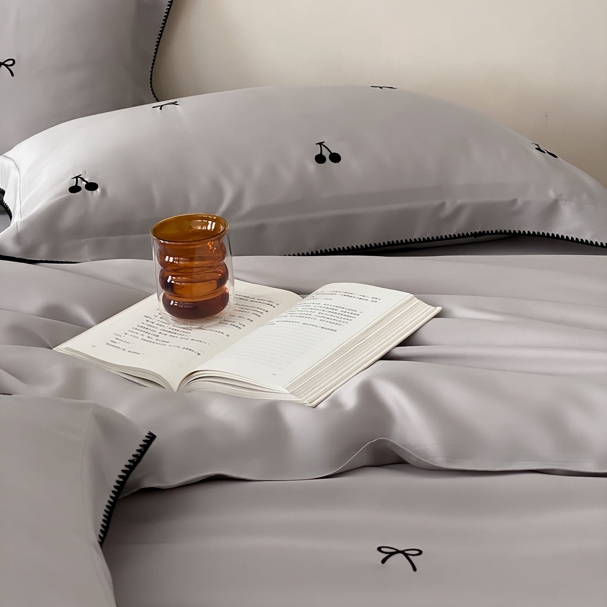 91家纺网 家纺一手货源 找家纺 时亿家居 2026春夏新款兰精天丝四件套-黑樱梦境 灰色