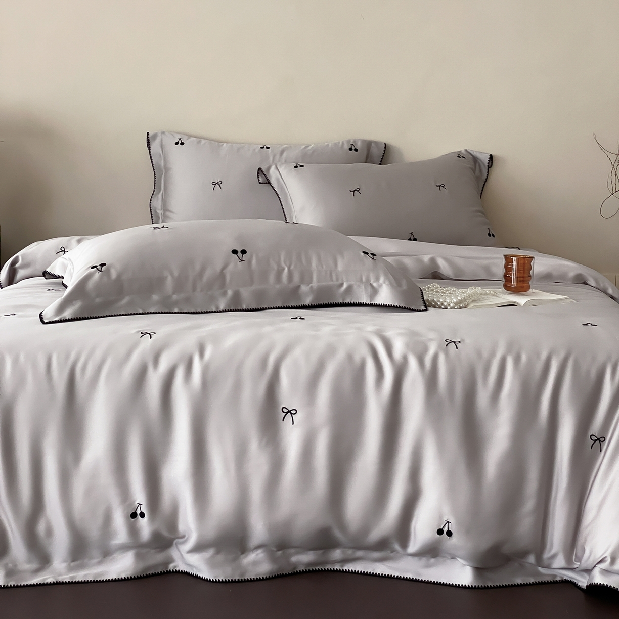 91家纺网 家纺一手货源 找家纺 时亿家居 2026春夏新款兰精天丝四件套-黑樱梦境 灰色