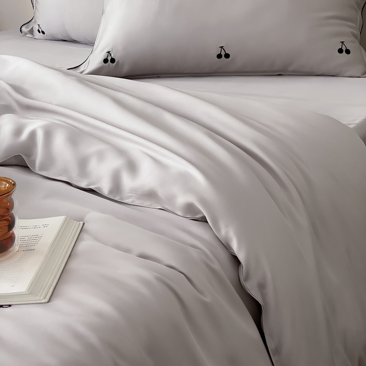 91家纺网 家纺一手货源 找家纺 时亿家居 2026春夏新款兰精天丝四件套-黑樱梦境 灰色