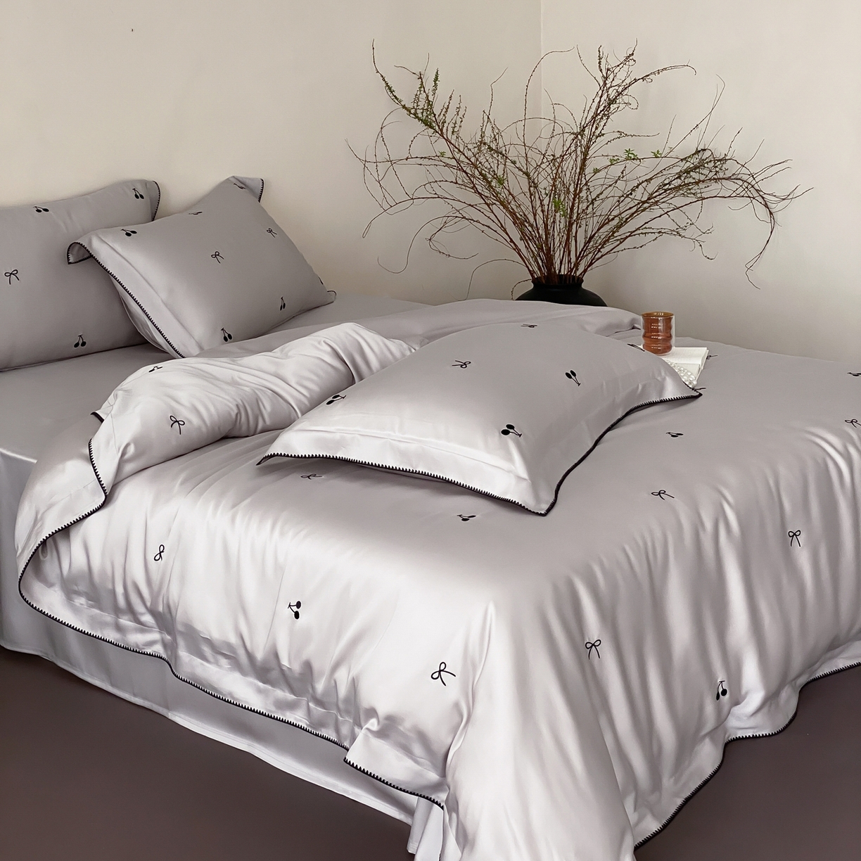 91家纺网 家纺一手货源 找家纺 时亿家居 2026春夏新款兰精天丝四件套-黑樱梦境 灰色