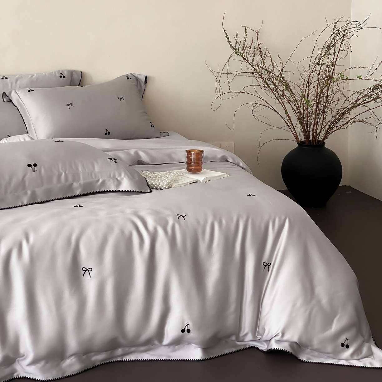 时亿家居 2026春夏新款兰精天丝四件套-黑樱梦境 灰色