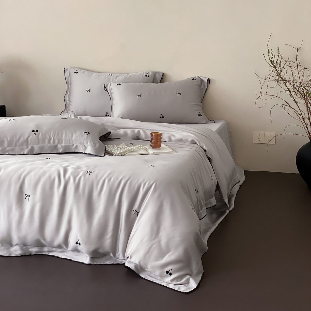 91家纺网 家纺一手货源 找家纺 时亿家居 2026春夏新款兰精天丝四件套-黑樱梦境 灰色