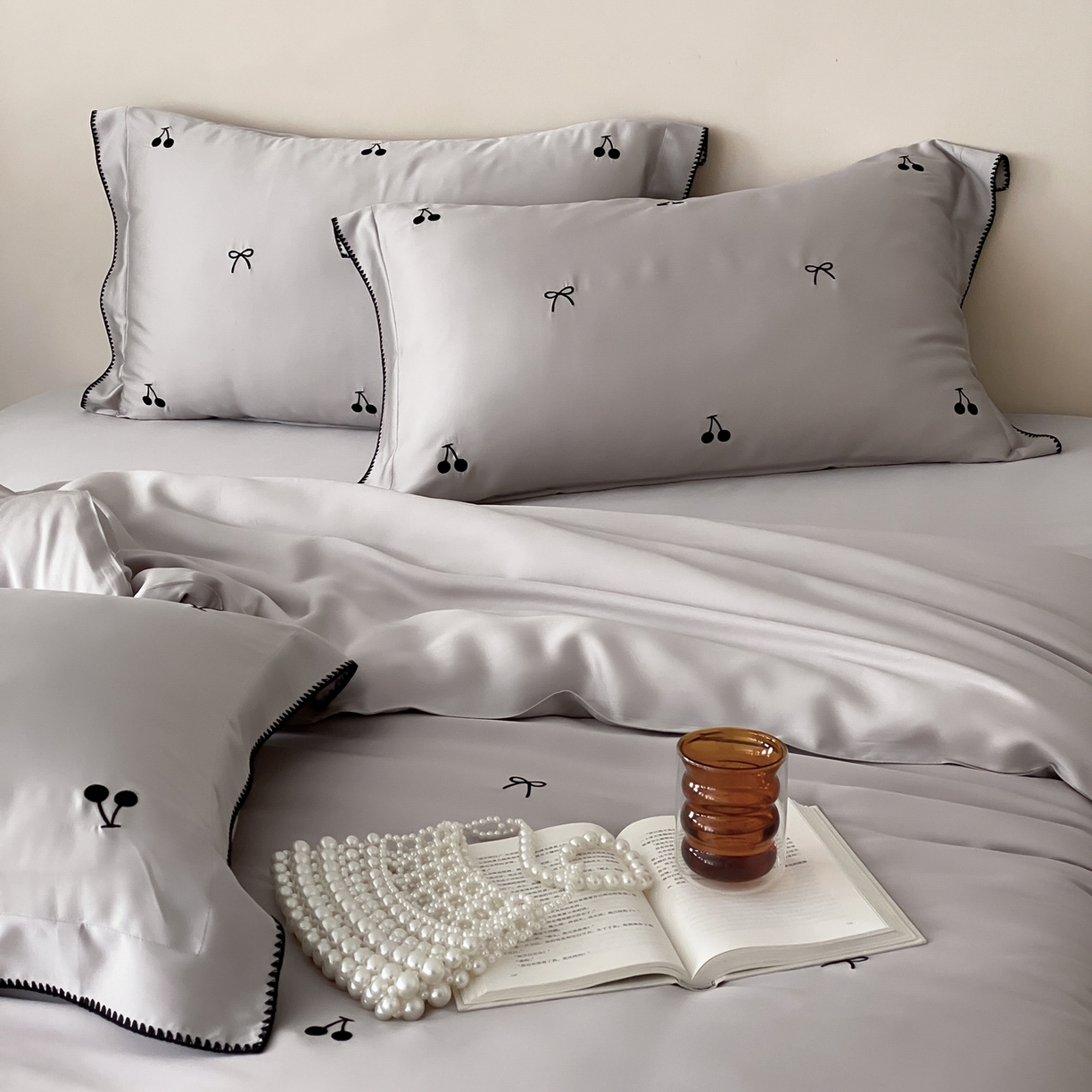 91家纺网 家纺一手货源 找家纺 时亿家居 2026春夏新款兰精天丝四件套-黑樱梦境 灰色