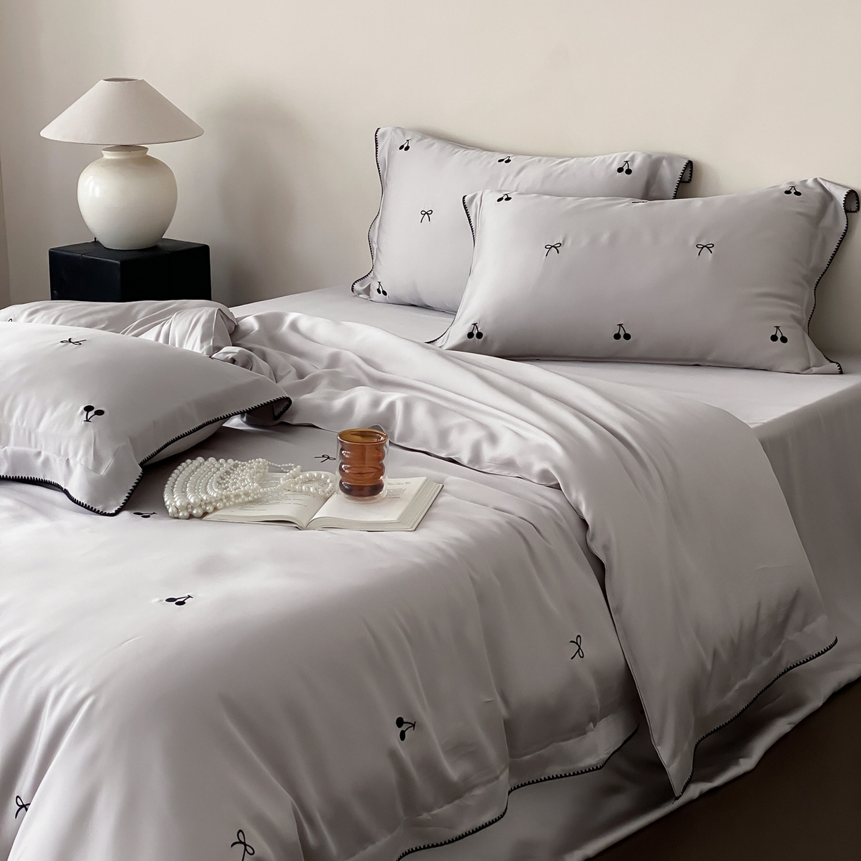 91家纺网 家纺一手货源 找家纺 时亿家居 2026春夏新款兰精天丝四件套-黑樱梦境 灰色