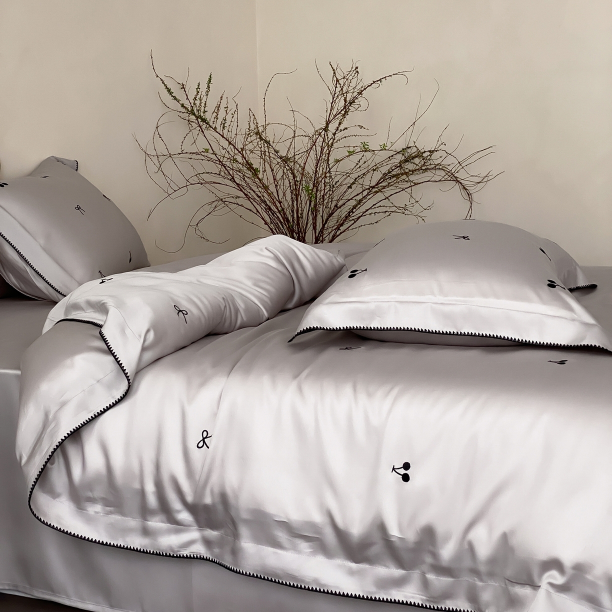 91家纺网 家纺一手货源 找家纺 时亿家居 2026春夏新款兰精天丝四件套-黑樱梦境 灰色