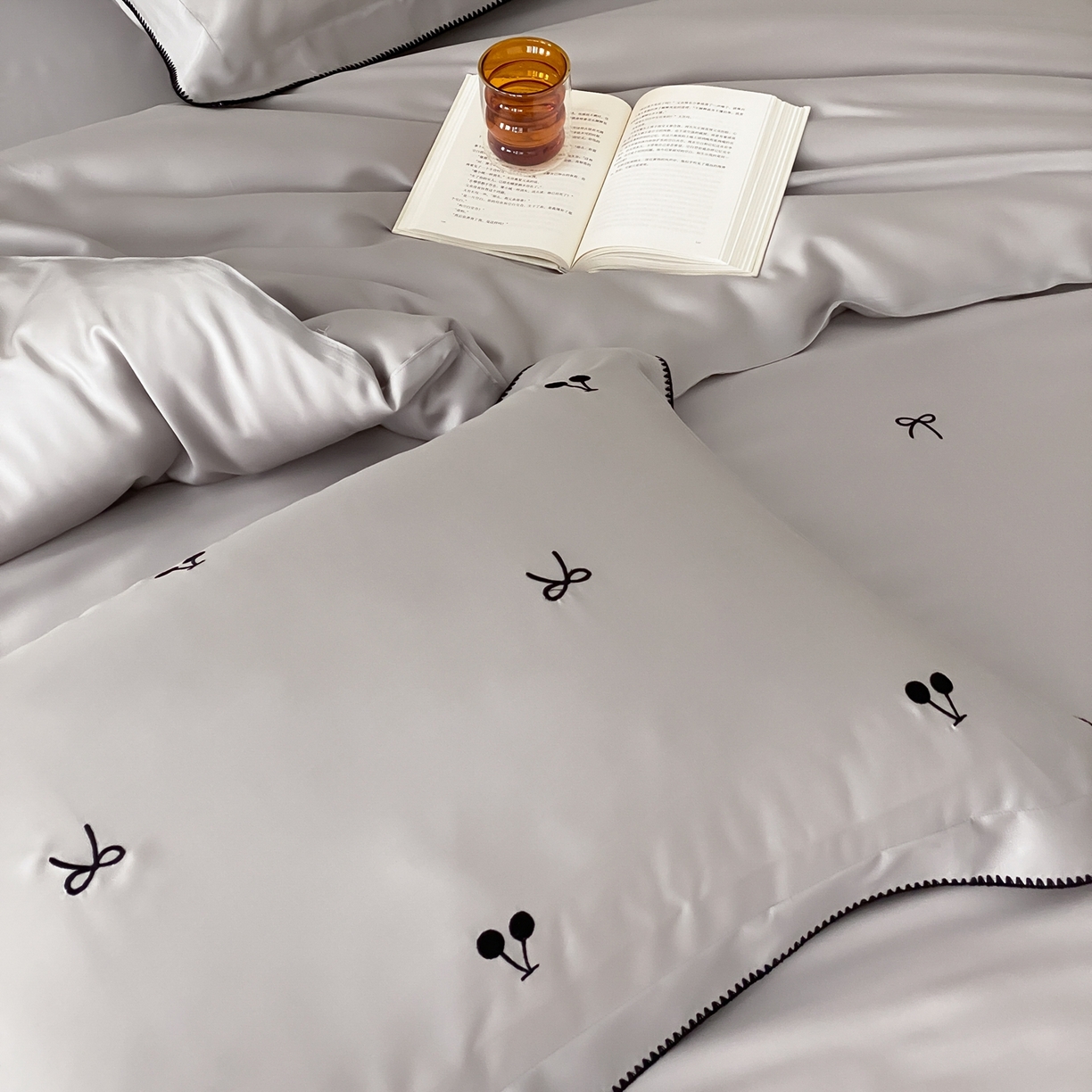 91家纺网 家纺一手货源 找家纺 时亿家居 2026春夏新款兰精天丝四件套-黑樱梦境 灰色