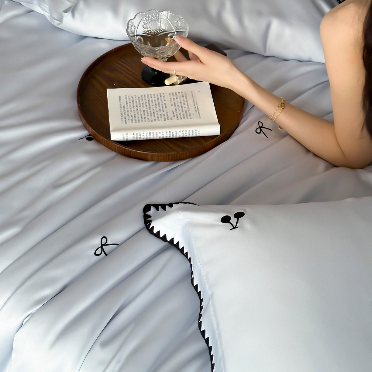 91家纺网 家纺一手货源 找家纺 时亿家居 2026春夏新款兰精天丝四件套-黑樱梦境 蓝