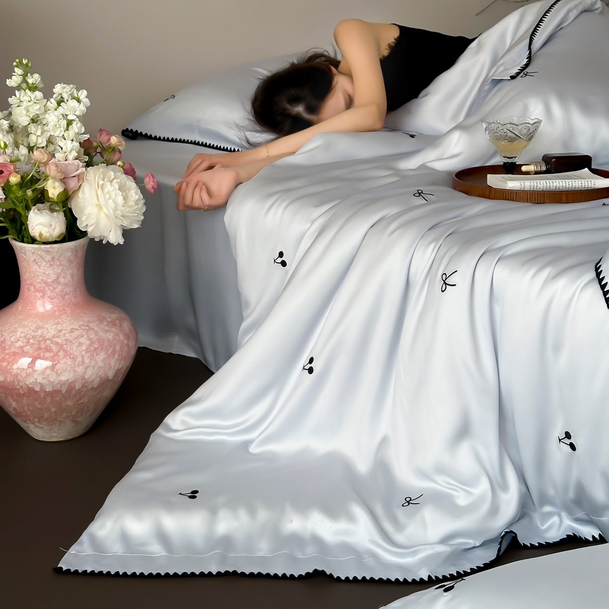 91家纺网 家纺一手货源 找家纺 时亿家居 2026春夏新款兰精天丝四件套-黑樱梦境 蓝