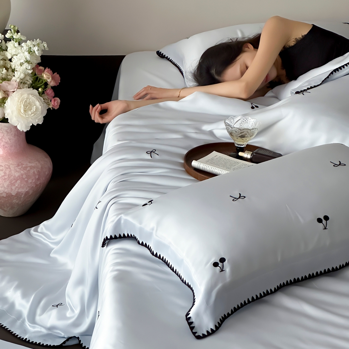 91家纺网 家纺一手货源 找家纺 时亿家居 2026春夏新款兰精天丝四件套-黑樱梦境 蓝