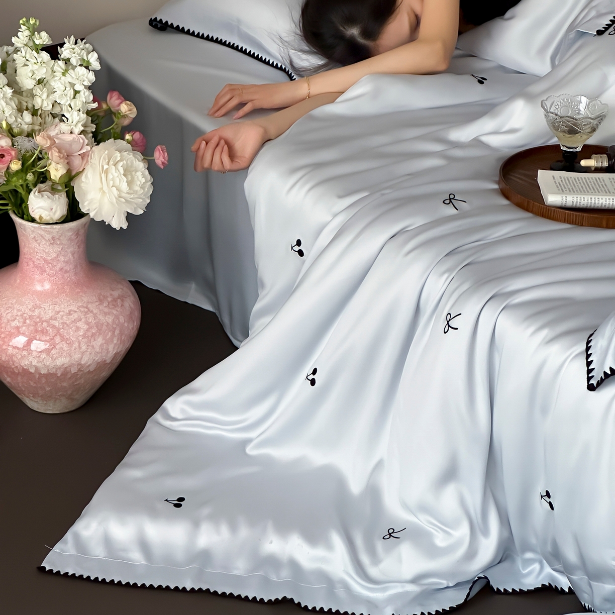 91家纺网 家纺一手货源 找家纺 时亿家居 2026春夏新款兰精天丝四件套-黑樱梦境 蓝