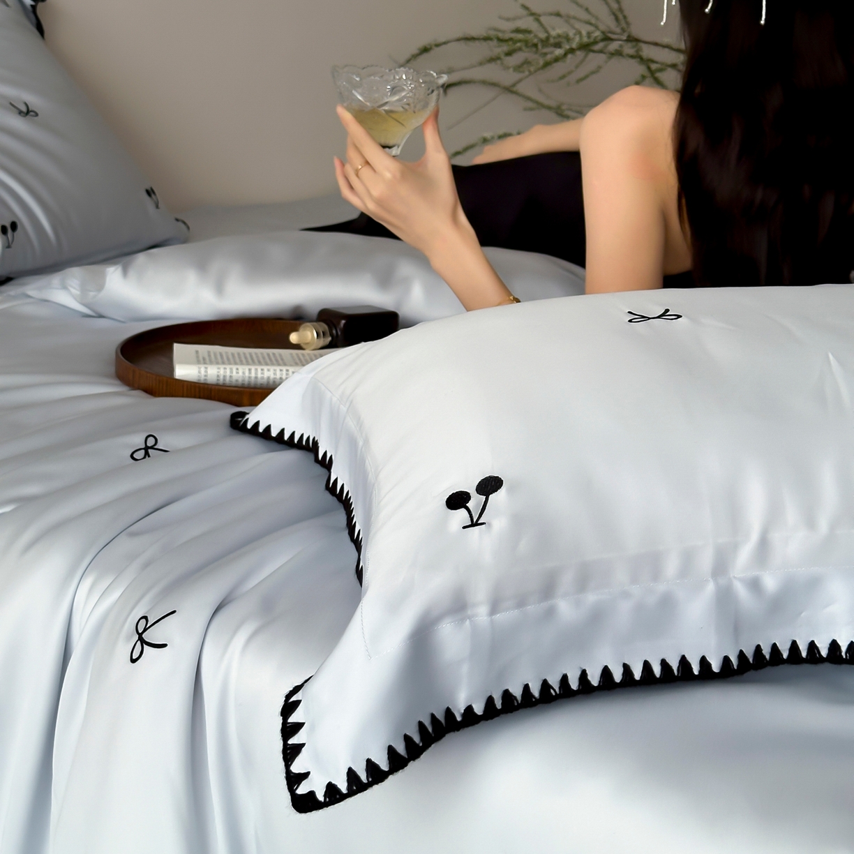 91家纺网 家纺一手货源 找家纺 时亿家居 2026春夏新款兰精天丝四件套-黑樱梦境 蓝