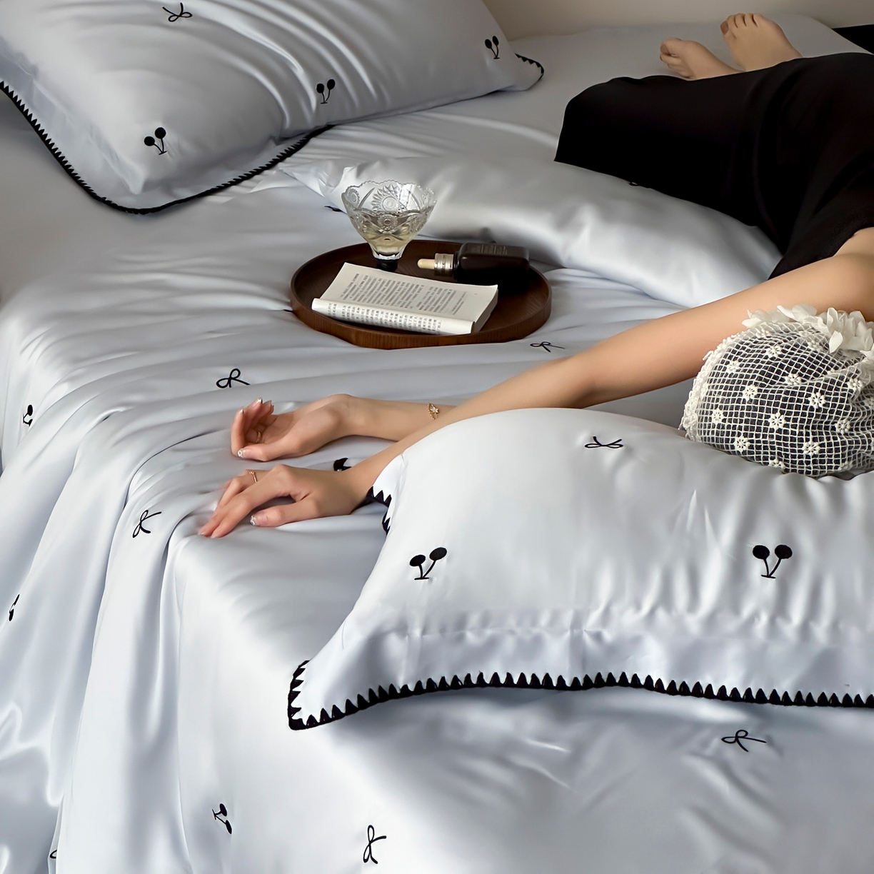 91家纺网 家纺一手货源 找家纺 时亿家居 2026春夏新款兰精天丝四件套-黑樱梦境 蓝