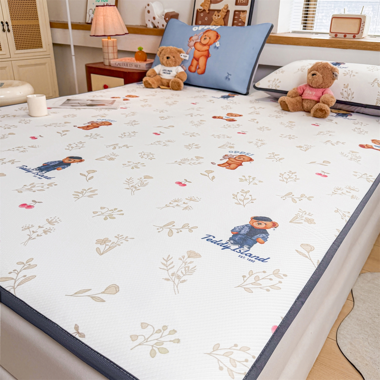 91家纺网 家纺一手货源 找家纺 慕木家纺 2026春夏新款泰迪冰丝席系列凉席席子空调软席平席和床笠 泰迪樱桃 床席款