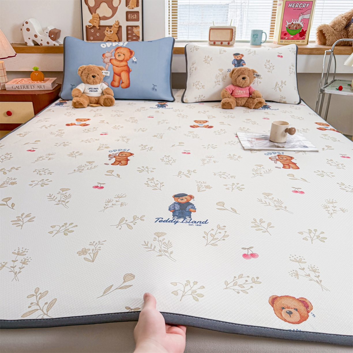 91家纺网 家纺一手货源 找家纺 慕木家纺 2026春夏新款泰迪冰丝席系列凉席席子空调软席平席和床笠 泰迪樱桃 床席款