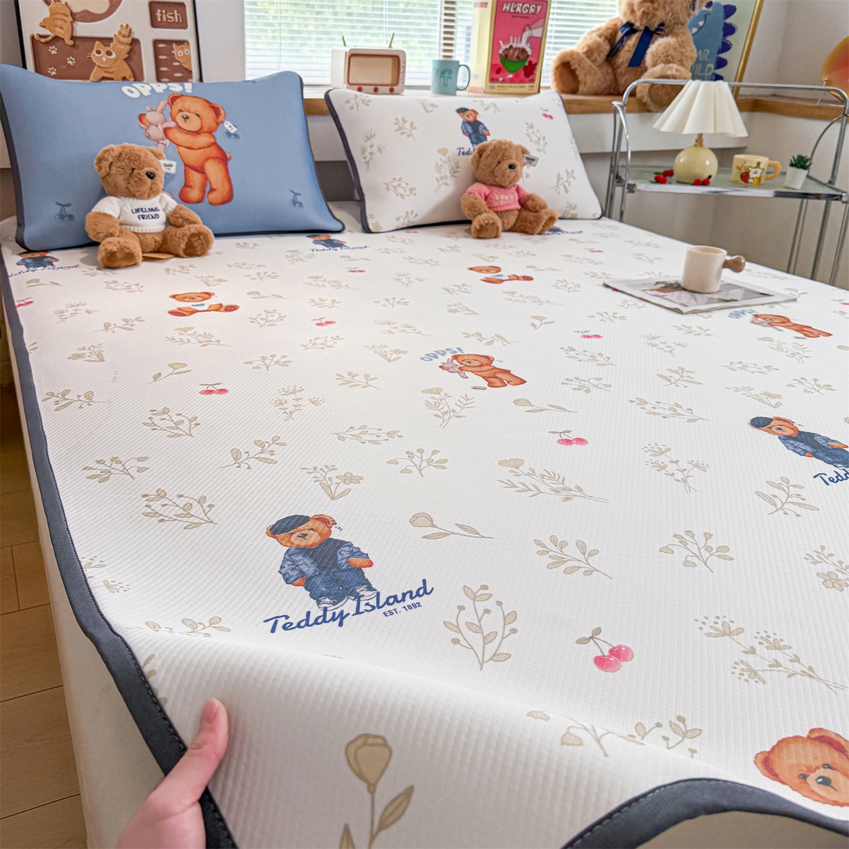 91家纺网 家纺一手货源 找家纺 慕木家纺 2026春夏新款泰迪冰丝席系列凉席席子空调软席平席和床笠 泰迪樱桃 床席款