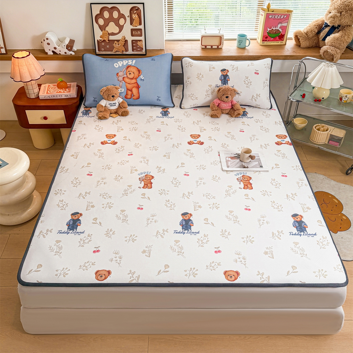 91家纺网 家纺一手货源 找家纺 慕木家纺 2026春夏新款泰迪冰丝席系列凉席席子空调软席平席和床笠 泰迪樱桃 床席款