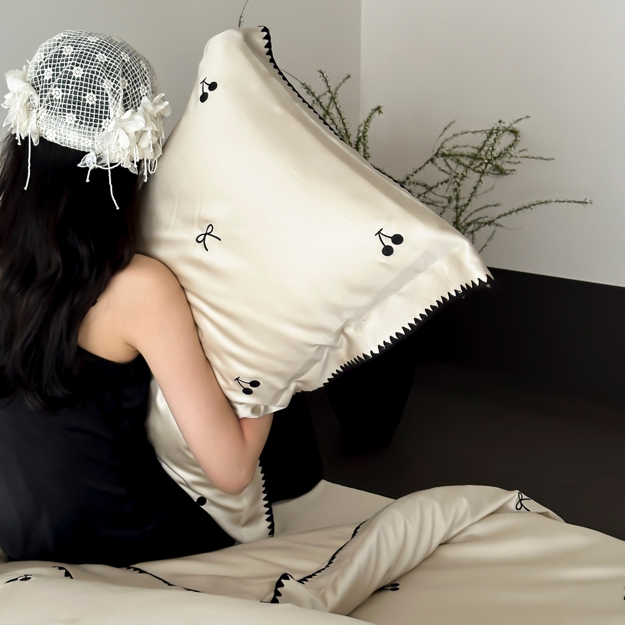 91家纺网 家纺一手货源 找家纺 时亿家居 2026春夏新款兰精天丝四件套-黑樱梦境 香槟