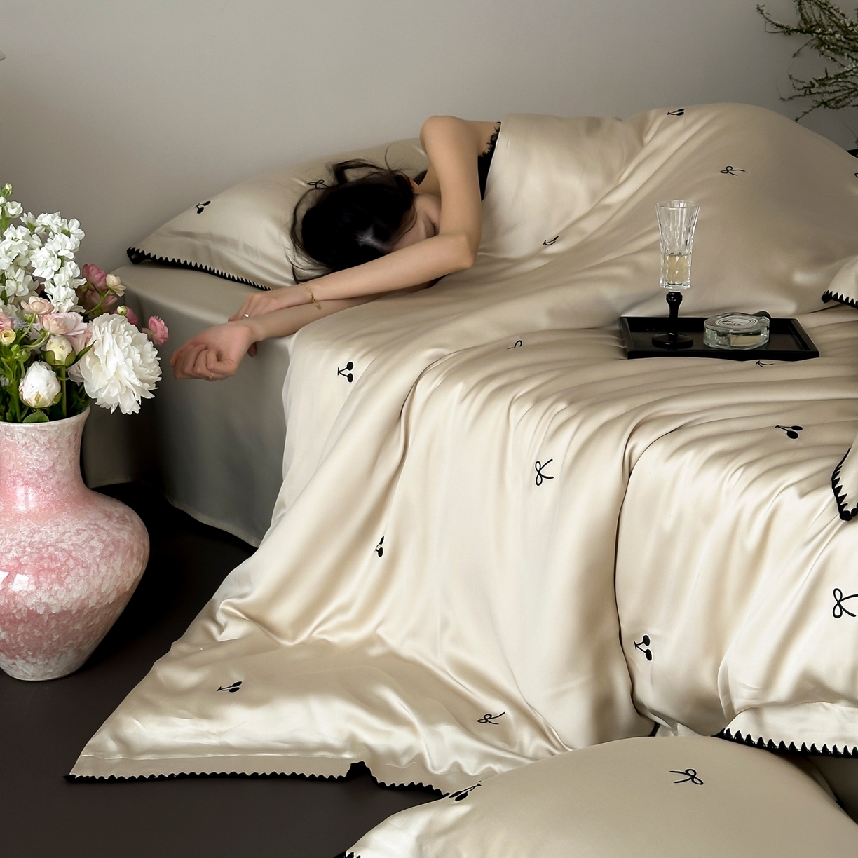 91家纺网 家纺一手货源 找家纺 时亿家居 2026春夏新款兰精天丝四件套-黑樱梦境 香槟