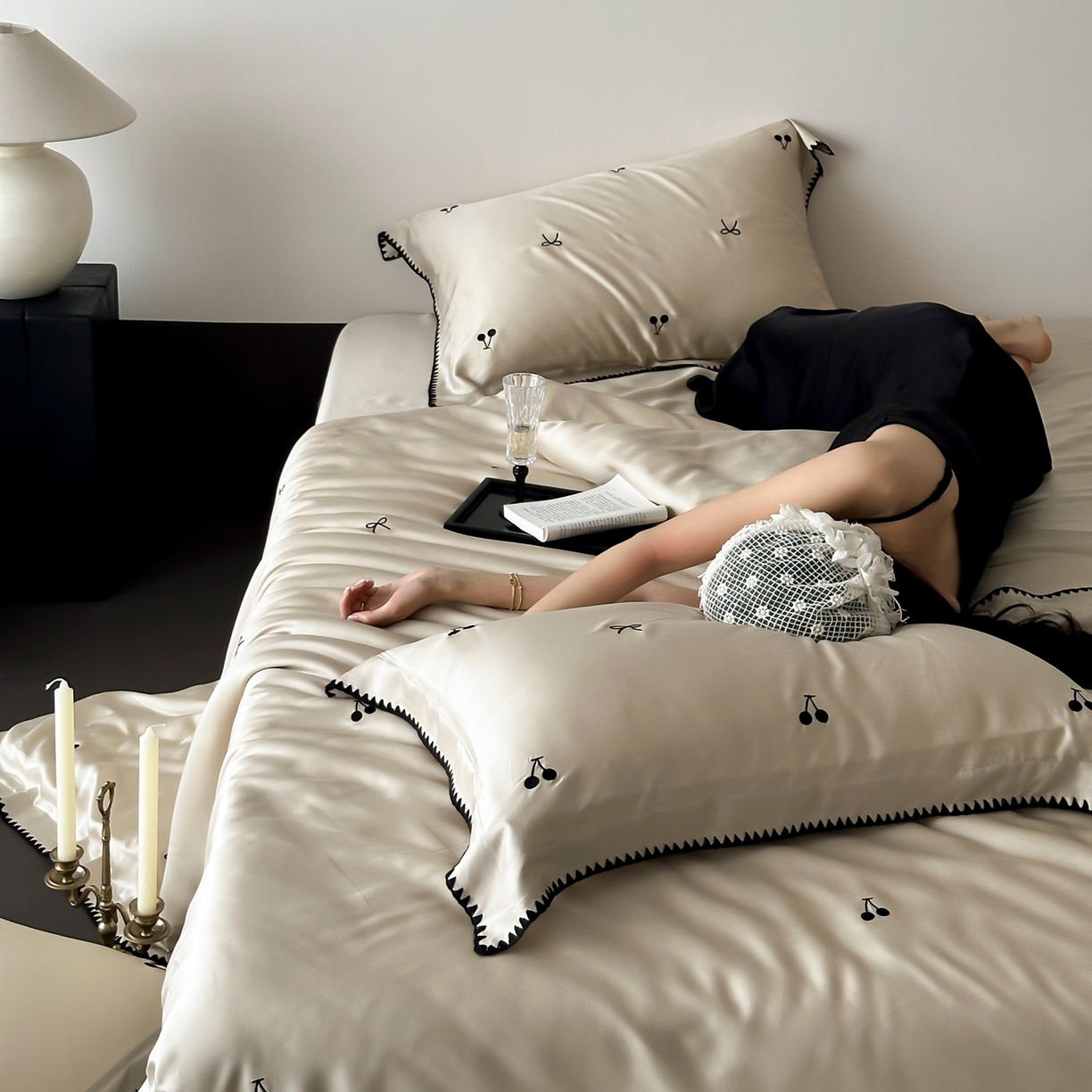 91家纺网 家纺一手货源 找家纺 时亿家居 2026春夏新款兰精天丝四件套-黑樱梦境 香槟