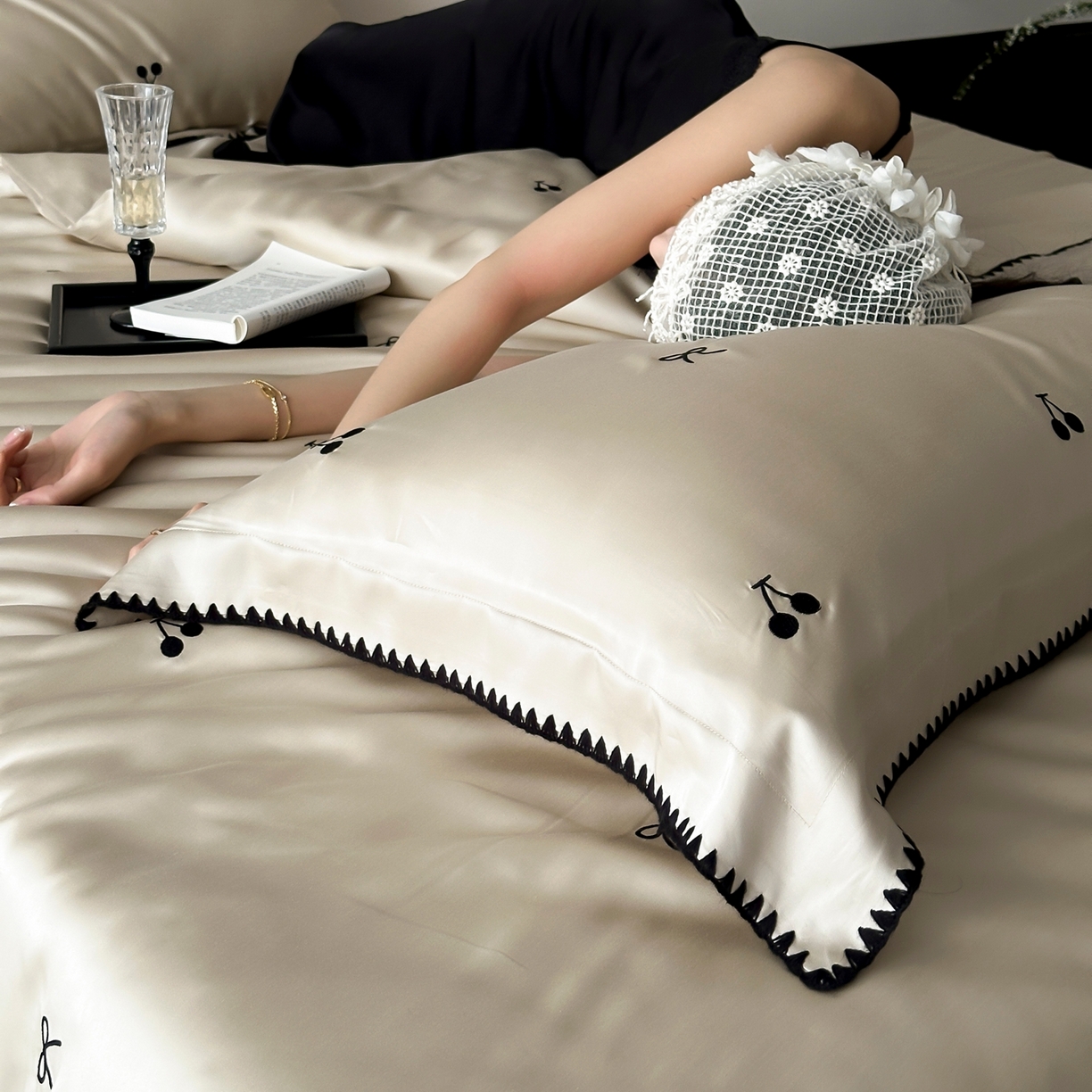 91家纺网 家纺一手货源 找家纺 时亿家居 2026春夏新款兰精天丝四件套-黑樱梦境 香槟