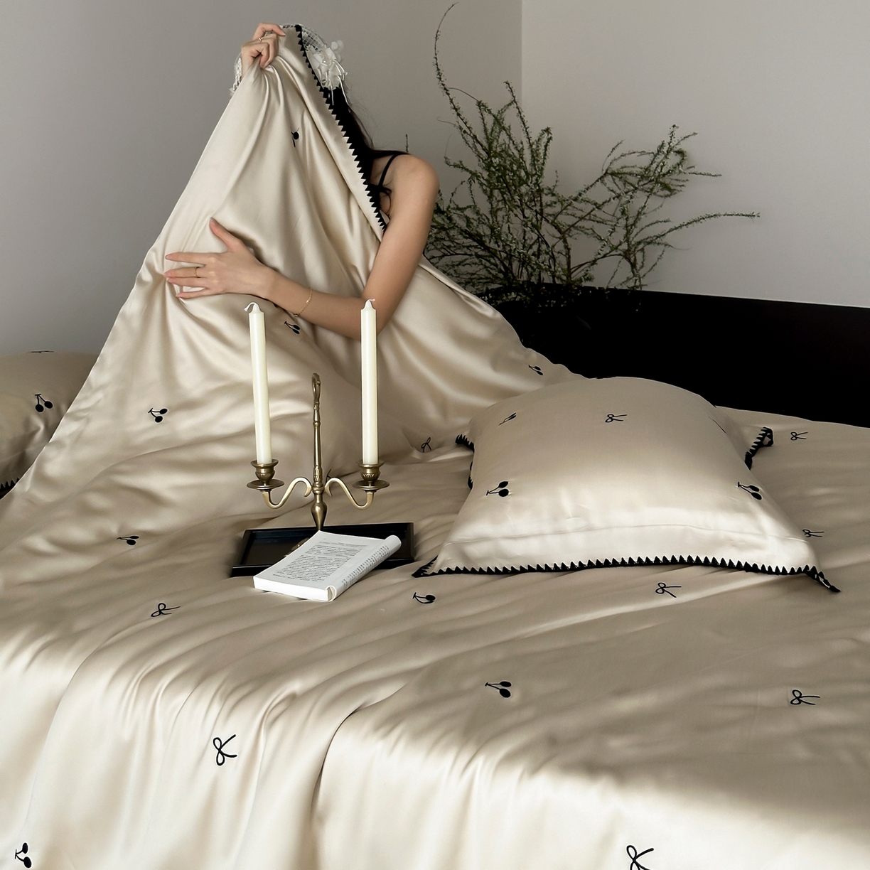 91家纺网 家纺一手货源 找家纺 时亿家居 2026春夏新款兰精天丝四件套-黑樱梦境 香槟