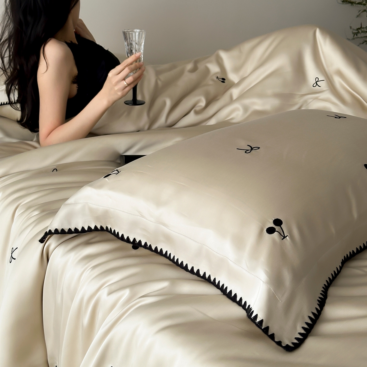 91家纺网 家纺一手货源 找家纺 时亿家居 2026春夏新款兰精天丝四件套-黑樱梦境 香槟