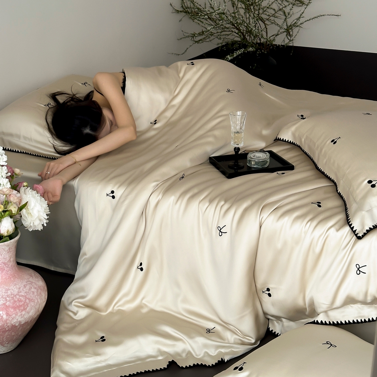 91家纺网 家纺一手货源 找家纺 时亿家居 2026春夏新款兰精天丝四件套-黑樱梦境 香槟