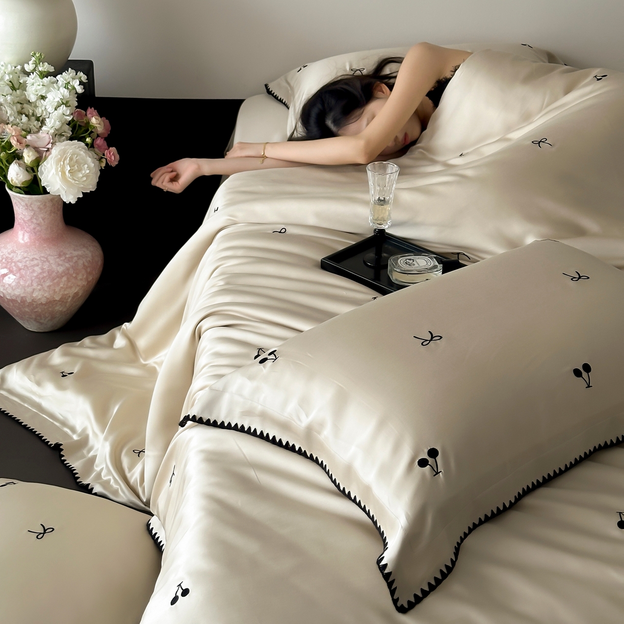 91家纺网 家纺一手货源 找家纺 时亿家居 2026春夏新款兰精天丝四件套-黑樱梦境 香槟