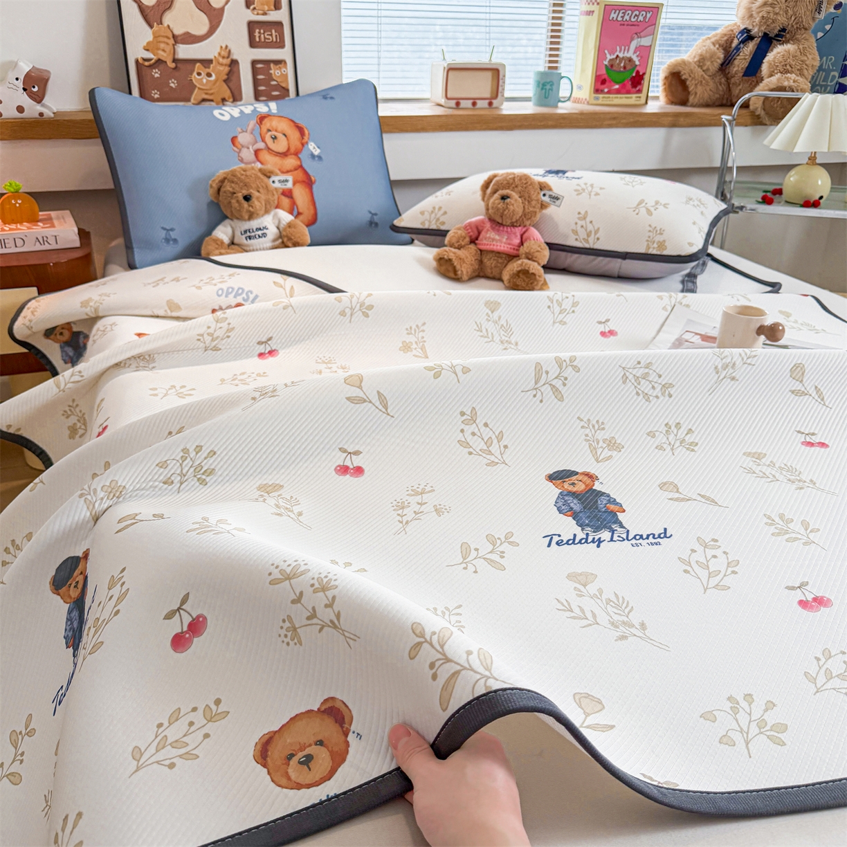 91家纺网 家纺一手货源 找家纺 慕木家纺 2026春夏新款泰迪冰丝席系列凉席席子空调软席平席和床笠 泰迪樱桃 床席款