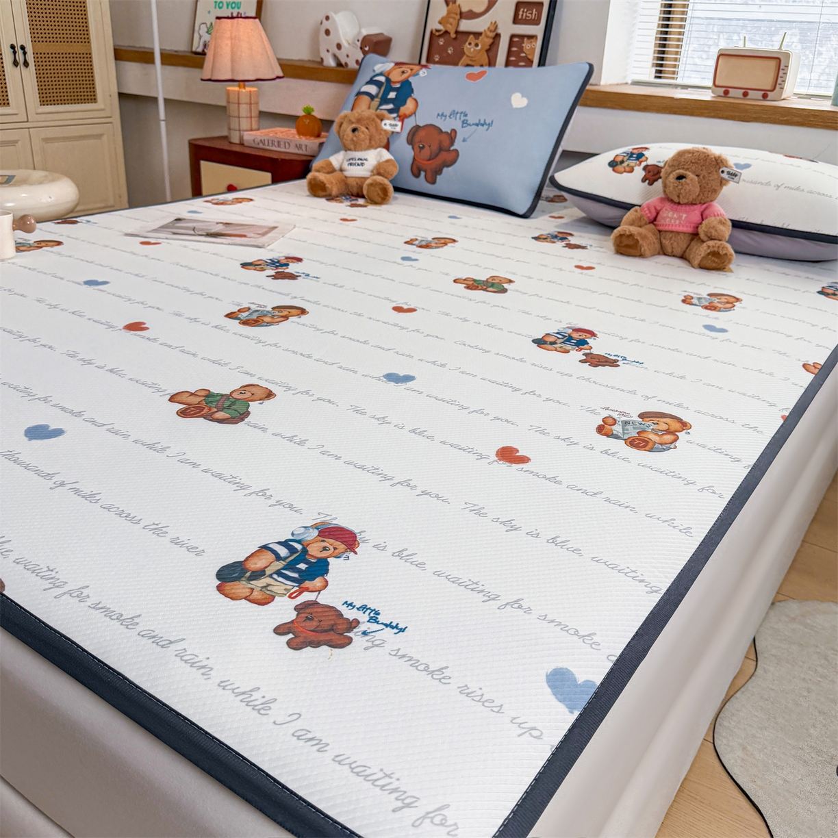 91家纺网 家纺一手货源 找家纺 慕木家纺 2026春夏新款泰迪冰丝席系列凉席席子空调软席平席和床笠 泰迪字母 床席款