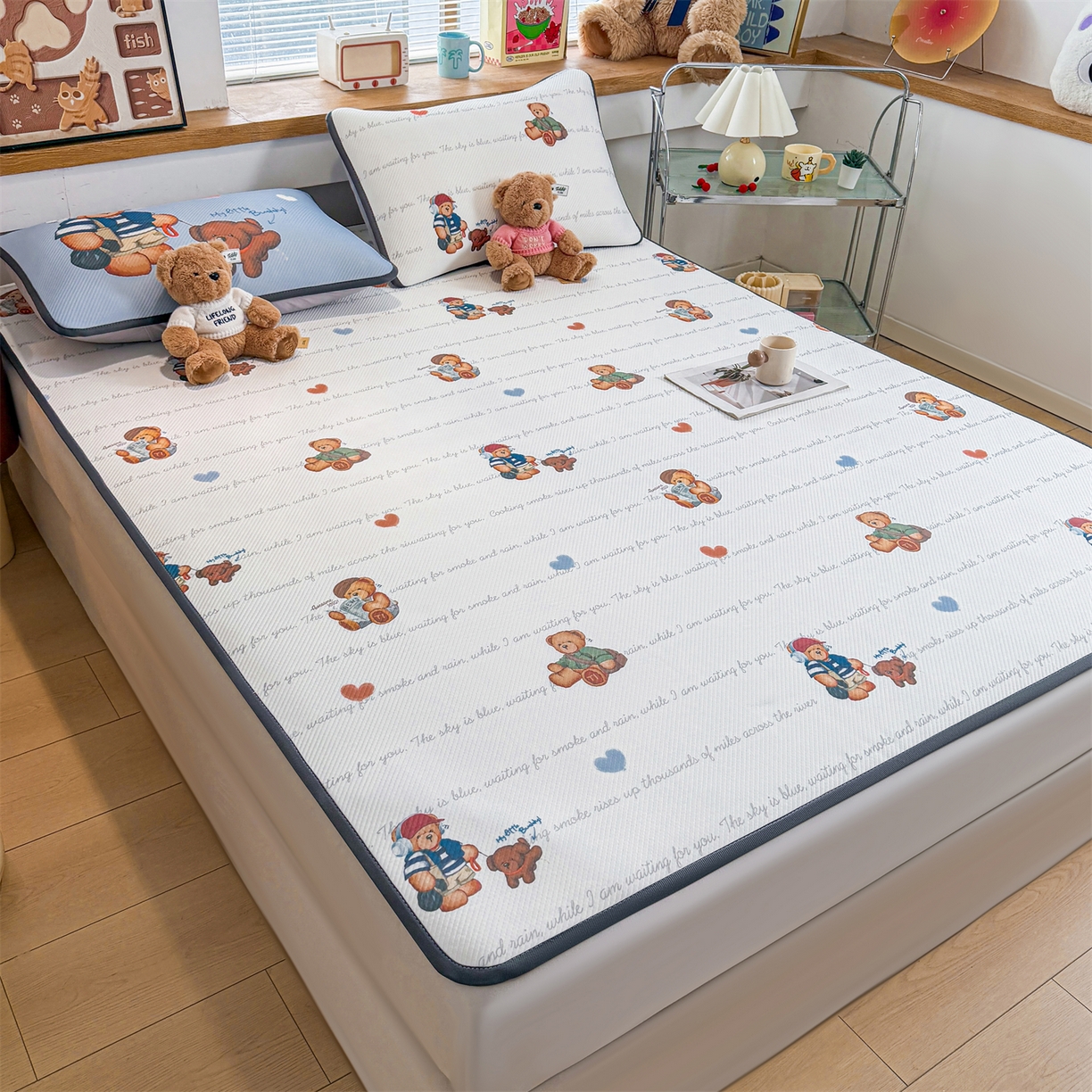 91家纺网 家纺一手货源 找家纺 慕木家纺 2026春夏新款泰迪冰丝席系列凉席席子空调软席平席和床笠 泰迪字母 床席款