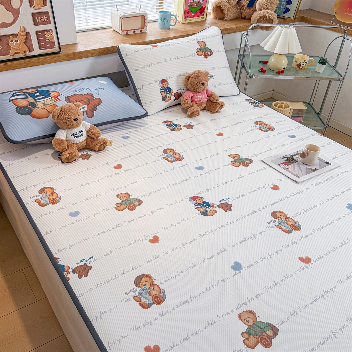 91家纺网 家纺一手货源 找家纺 慕木家纺 2026春夏新款泰迪冰丝席系列凉席席子空调软席平席和床笠 泰迪字母 床席款