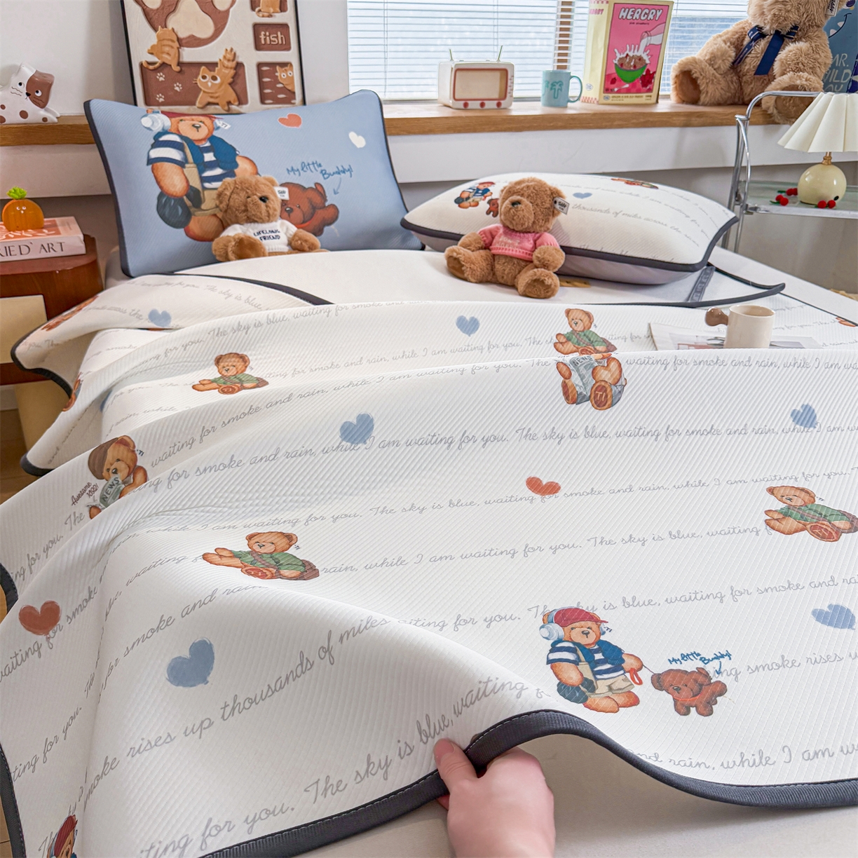 91家纺网 家纺一手货源 找家纺 慕木家纺 2026春夏新款泰迪冰丝席系列凉席席子空调软席平席和床笠 泰迪字母 床席款