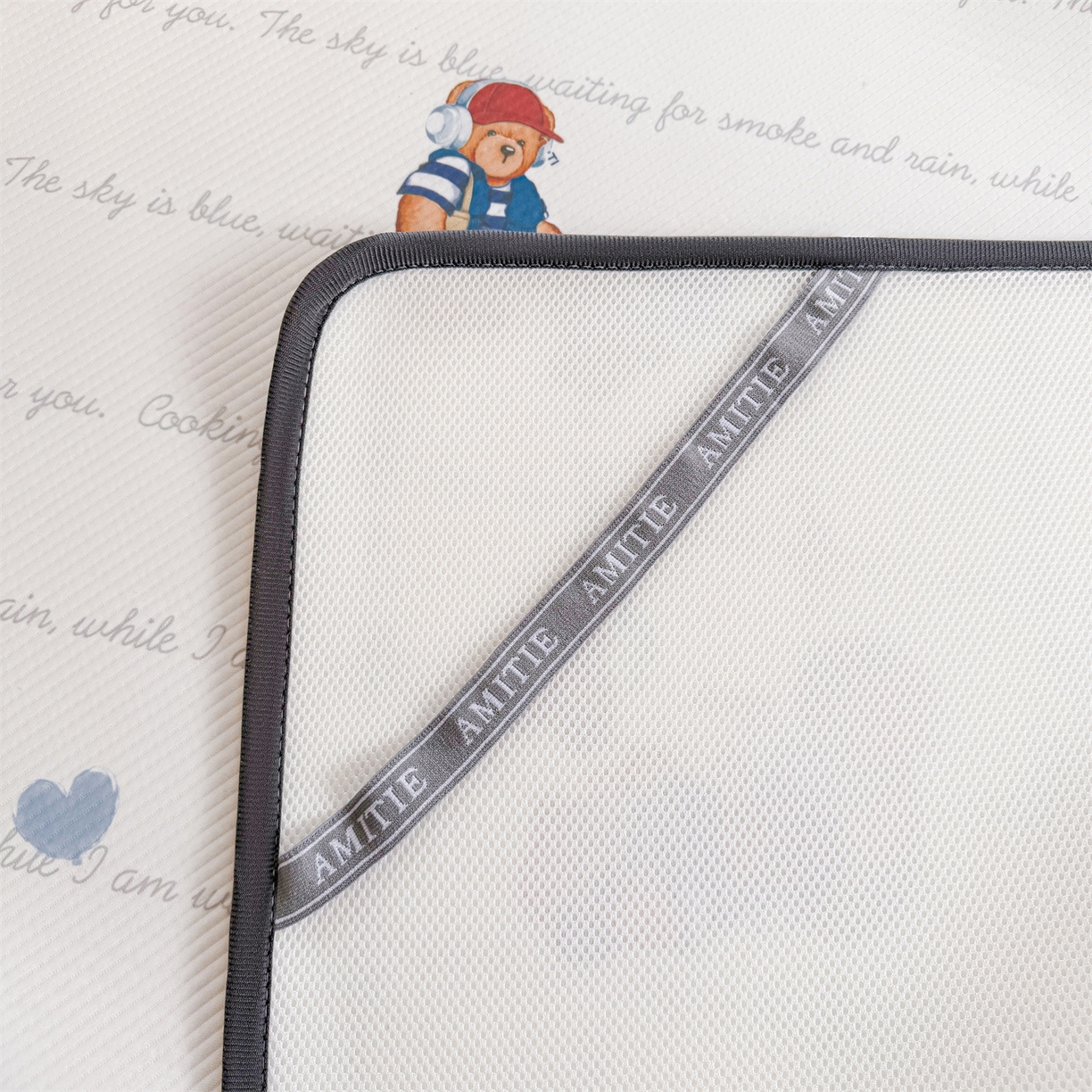 91家纺网 家纺一手货源 找家纺 慕木家纺 2026春夏新款泰迪冰丝席系列凉席席子空调软席平席和床笠 泰迪字母 床席款